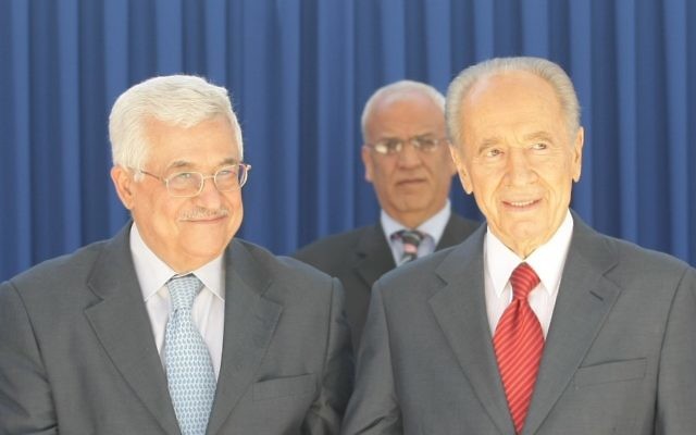 Le président SHimon Peres et le président de l'Autorité palestinienne Mahmoud Abbas en 2008 ; en arrière plan se trouve Saeb Erekat (Crédit : Kobi Gideon/Flash90) Le président SHimon Peres et le président de l'Autorité palestinienne Mahmoud Abbas en 2008 ; en arrière plan se trouve Saeb Erekat (Crédit : Kobi Gideon/Flash90)