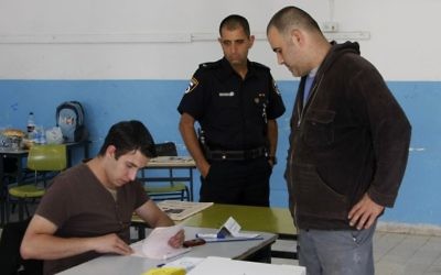 Un résident arabe en train de voter lors des élections municipales le 11 novembre 2008 (Crédit :  Daniel Dreifuss/Flash90)