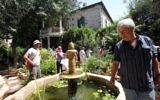 Ariel Hirschfeld montre un jardin conçu à la mémoire de sa femme, écrivain Batia Gur - le 12 septembre, 2009. (Crédit : Yossi Zamir / Flash90)