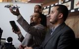 Le porte-parole du ministère de l'Intérieur du gouvernement du Hamas, Ihab al-Ghussein, s'exprimant lors d'une conférence de presse sur l'arrestation d'espions présumés d'Israël responsables de la mort de dizaines de terroristes du Hamas, à Gaza City, le 23 septembre 2010. (Crédit : Wissam Nassar/Flash90)