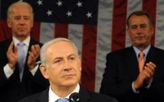 Benjamin Netanyahu reçoit une ovation de la part du vice-président Joe Biden et du président de la Chambre, John Boehner lors d'un discours au Congrès prononcé le 24 mai 2011. (Crédit : Avi Ohayon / GPO / Flash90)