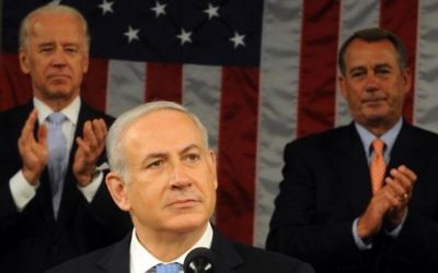 Benjamin Netanyahu reçoit une ovation de la part du vice-président Joe Biden et du président de la Chambre, John Boehner lors d'un discours au Congrès prononcé le 24 mai 2011. (Crédit : Avi Ohayon / GPO / Flash90)