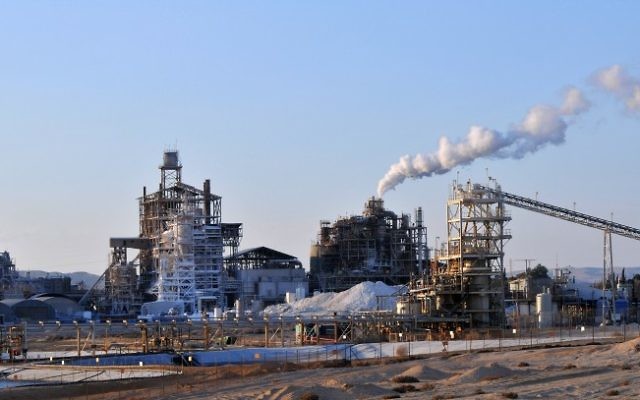 L'usine d'Israel Chemicals de Rothem Amfert, près de la mer morte (Crédit : Shay Levy/Flash90)