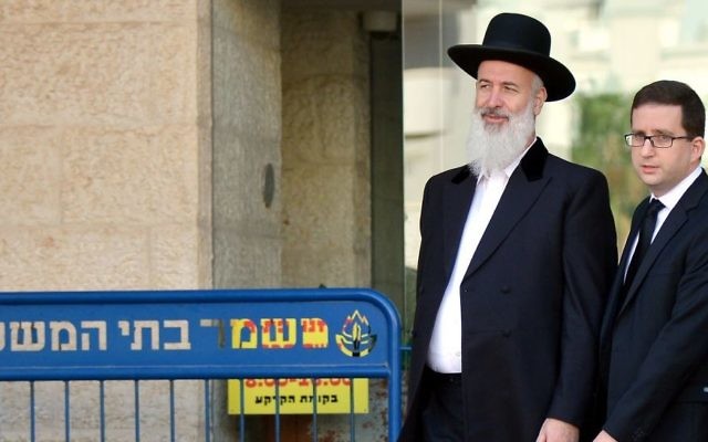 L'ancien grand Rabbin ashkénaze Yona Metzgerdevant le tribunal de Rishon Lezion, le 26 novembre 2013. (Crédit : Yossi Zeliger/Flash90)