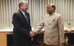 Le ministre de la Défense Moshe Yaalon et le ministre indien de l'Intérieur  Shri Rajnath Singh le 7 novembre 2014 à Tel Aviv (Crédit :  Alon Basson / Ministry of Defense/ FLASH90)