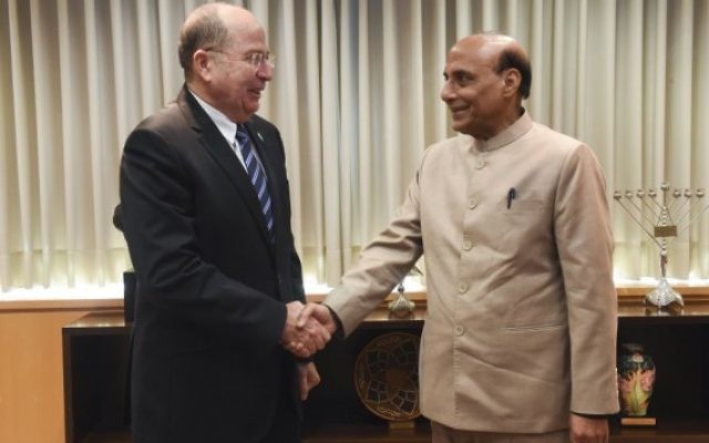 Le ministre de la Défense Moshe Yaalon et le ministre indien de l'Intérieur Shri Rajnath Singh le 7 novembre 2014 à Tel Aviv (Crédit : Alon Basson / Ministry of Defense/ FLASH90) Le ministre de la Défense Moshe Yaalon et le ministre indien de l'Intérieur Shri Rajnath Singh le 7 novembre 2014 à Tel Aviv (Crédit : Alon Basson / Ministry of Defense/ FLASH90)