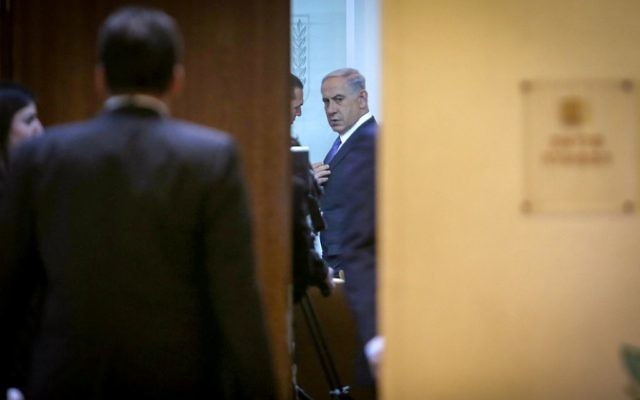 Le Premier ministre Benjamin Netanyahu à la réunion du cabinet du 1er février 2015 (Crédit : Alex Kolomoisky/POOL) Le Premier ministre Benjamin Netanyahu à la réunion du cabinet du 1er février 2015 (Crédit : Alex Kolomoisky/POOL)