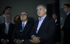 Le Premier ministre Benjamin Netanyahu (à droite) avec l'ancien maire de New York, Rudy Giuliani, à Jérusalem, le 2 février 2015. (Crédit : Yonatan Sindel/Flash90)