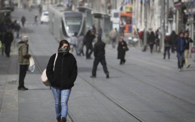 Des Israéliens dans les rues de Jérusalem alors que la tempête de sable s'abat sur le pays le 11 février 2014 (Crédit : Hadas Parush/Flash90) Des Israéliens dans les rues de Jérusalem alors que la tempête de sable s'abat sur le pays le 11 février 2014 (Crédit : Hadas Parush/Flash90)
