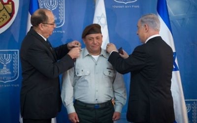 Le Premier ministre, Benjamin Netanyahu, et le ministre de la Défense, Moshe Yaalon, avec le futur chef d'état-major le 16 février 2015 (Crédit :  Miriam Alster/FLASH90)