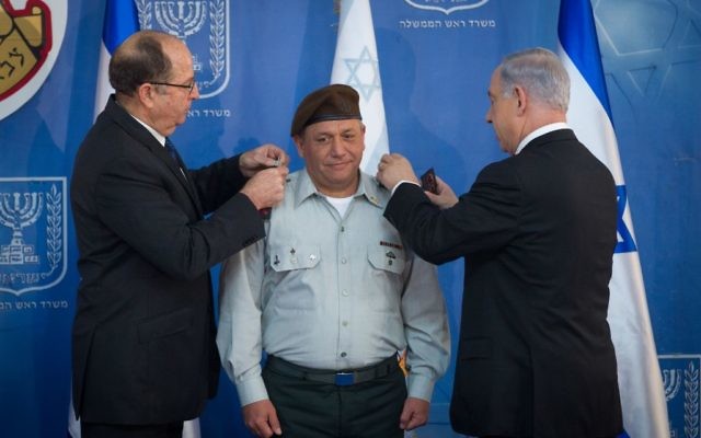 Le Premier ministre, Benjamin Netanyahu, et le ministre de la Défense, Moshe Yaalon, avec le futur chef d'état-major le 16 février 2015 (Crédit : Miriam Alster/FLASH90) Le Premier ministre, Benjamin Netanyahu, et le ministre de la Défense, Moshe Yaalon, avec le futur chef d'état-major le 16 février 2015 (Crédit : Miriam Alster/FLASH90)