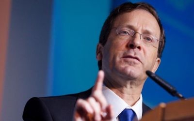 Le député Isaac Herzog à Tel Aviv le 17 février 2015 (Crédit : Amir Levy/FLASh90)