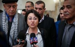 La députée Zoabi s'adressant à la presse lors de l'audition d'appel le 17 février 2015 (Crédit :  Hadas Parush/FLASH90)