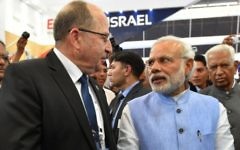 Moshe Yaalon rencontre le Premier ministre indien Narendra Modi à l'inauguration du pavillon des industries militaires israéliennes au salon aéronotique de Bangalore, en Inde. (Crédit photo: Ariel Hermoni/Ministère de la Défense/FLASH90)