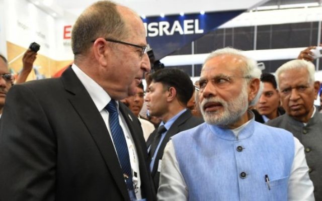Moshe Yaalon rencontre le Premier ministre indien Narendra Modi à l'inauguration du pavillon des industries militaires israéliennes au salon aéronotique de Bangalore, en Inde. (Crédit photo: Ariel Hermoni/Ministère de la Défense/FLASH90) Moshe Yaalon rencontre le Premier ministre indien Narendra Modi à l'inauguration du pavillon des industries militaires israéliennes au salon aéronotique de Bangalore, en Inde. (Crédit photo: Ariel Hermoni/Ministère de la Défense/FLASH90)