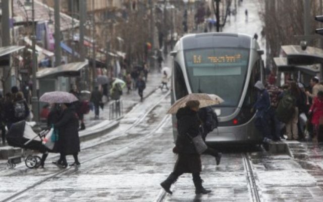 Des personnes marchant dans les rues enneigés de Jaffa le 19 février 2015 (Crédit Jonathan Sindel/Flash90)