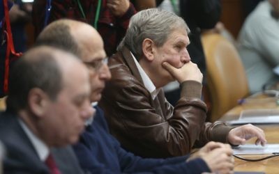 Le chef du Mossad, Tamir Pardo (troisième en partant de la gauche) pendant la réunion hebdomadaire du cabinet, le 22 février 2015 (Crédit : Alex Kolomoisky, Pool)