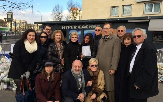 Le groupe de solidarité de l'Agence Juive lors de leur visite de l’Hyper Cacher, le supermarché casher de Paris visé par une attaque terroriste le 9 janvier 2015 (Crédit : Rebcecca Stern/The Jewish Agency for Israel) Le groupe de solidarité de l'Agence Juive lors de leur visite de l’Hyper Cacher, le supermarché casher de Paris visé par une attaque terroriste le 9 janvier 2015 (Crédit : Rebcecca Stern/The Jewish Agency for Israel)