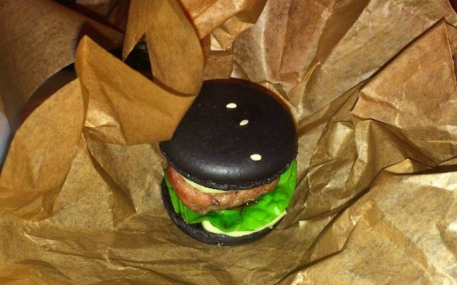 Un macaron burger au foie gras du restaurant Mamilla's (Crédit : Jessica Steinberg/Times of Israel)