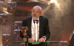 Mike Leigh au BAFTA 2015 recevant le prix pour son œuvre (Crédit : Capture d'écran YouTube/BBC)