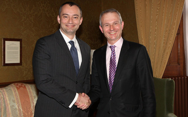 Nickolay Mladenov, à l'époque où il était ministre des Affaires étrangères de la Bulgarie, aux côté du ministre anglais de l'Europe, David Lidington le 16 avril 2012 (Crédit : Flickr/Foreign and Commonwealth Office)