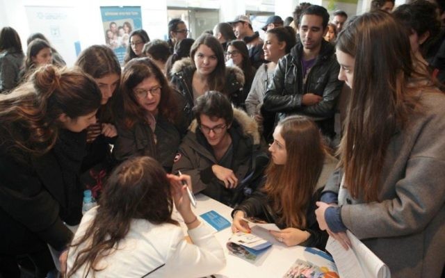 Les personnes présentes à la foire organisée à Paris le 8 février 2015 (Crédit : Jeremy Fournée pour l'Agence juive d'Israël) Les personnes présentes à la foire organisée à Paris le 8 février 2015 (Crédit : Jeremy Fournée pour l'Agence juive d'Israël)