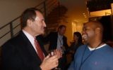L'ancienne star israélienne de basket et ambassadeur de bonne volonté Tal Brody avec le représentant du Michigan Rudy Hobbs à une réception organisée à la résidence de Yoav Suesskind à Tel-Aviv, le 12 novembre, 2012. (Crédit : autorisation de Project Interchange)