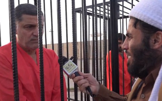 Irak: l'EI fait parader des peshmergas dans des cages (Crédit : capture d'écran YouTube)