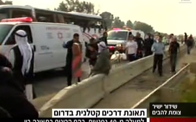 Capture d'écran de l'accident de la route - 3 février 2015 (Crédit : Deuxième chaîne) Capture d'écran de l'accident de la route - 3 février 2015 (Crédit : Deuxième chaîne)