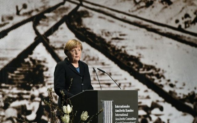 Angela Merkel lors de son discours à Berlin pour commémorer le 70ème anniversaire de la libération d'Auschwitz (Crédit : AFP/Tobias Schwarz)