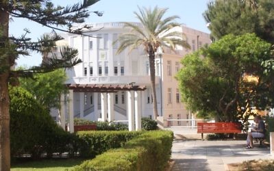 L'ancienne mairie de Tel Aviv sur la rue Bialik (Crédit : Shmuel Bar-Am)