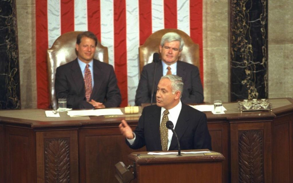 Le Premier ministre Benjamin Netanyahu lors de son discours au Congrès américain le 10 juillet 1996. Derrière lui se trouvent le vice-président Al Gore et le président du Congrès Newt Gingrich (Crédit photo : Yaacov Saar/GPO)