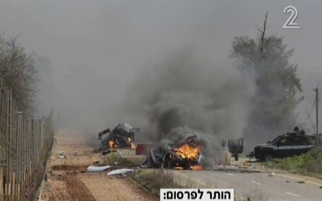 Deux véhicules militaires israéliens brûlés suite à une attaque revendiquée par le Hezbollah le long de la frontière libanaise le 28 janvier 2015. (Capture d'écran : Deuxième chaîne) Deux véhicules militaires israéliens brûlés suite à une attaque revendiquée par le Hezbollah le long de la frontière libanaise le 28 janvier 2015. (Capture d'écran : Deuxième chaîne)