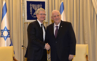 Tim Cook et Reuven Rivlin - 25 février 2015 (Crédit : Amos Ben Gershom/GPO)