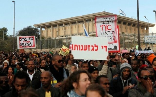 Manifestation contre la discrimination raciale à l'extérieur de la Knesset le 18 janvier 2012 (Crédit : Uri Lenz/ Flash90) Manifestation contre la discrimination raciale à l'extérieur de la Knesset le 18 janvier 2012 (Crédit : Uri Lenz/ Flash90)