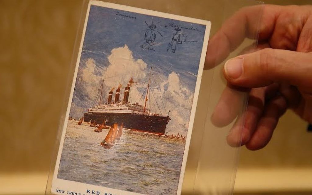 Récemment vendue, cette carte postale a été vendue à Boston pour 56 250 dollars a été écrite par Einstein pendant sa visite en Palestine en 1923 (Crédit : Jared Wickerham/The Times of Israel) Récemment vendue, cette carte postale a été vendue à Boston pour 56 250 dollars a été écrite par Einstein pendant sa visite en Palestine en 1923 (Crédit : Jared Wickerham/The Times of Israel)