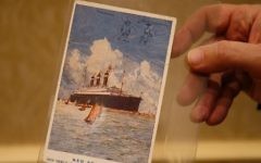 Récemment vendue, cette carte postale a été vendue à Boston pour 56 250 dollars a été écrite par Einstein pendant sa visite en Palestine en 1923 (Crédit :  Jared Wickerham/The Times of Israel)