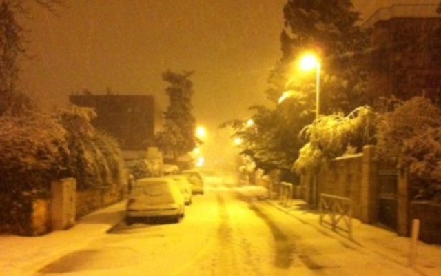 Une épaisse couche de neige recouvre les rues de Jérusalem le 20 février 2015 (Crédit : Lazar Berman/Times of Israel)