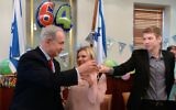Le Premier ministre Benjamin Netanyahu, sa femme Sara et leur fils Yair, fêtent son 64e anniversaire au bureau du Premier ministre à Jérusalem, le 20 octobre 2013. (Crédit : Kobi Gideon GPO/FLASH90)