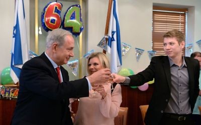 Le Premier ministre Benjamin Netanyahu, sa femme Sara et leur fils Yair, fêtent son 64e anniversaire au bureau du Premier ministre à Jérusalem, le 20 octobre 2013. (Crédit : Kobi Gideon GPO/FLASH90)