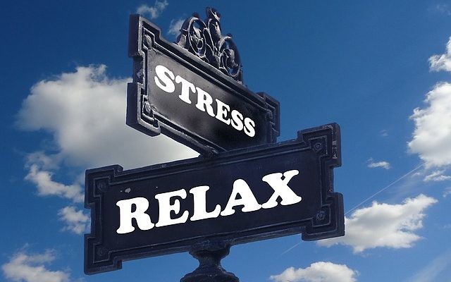 Panneaux de directions "Stress" et "relax" (Crédit : Pixabay/ Domaine public)