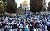 Prière des musulmans au mont du Temple à la fin du mois saint du Ramadan, le 28 juillet 2014. (Crédit : Sliman Khader/Flash90)