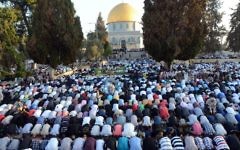 Prière des musulmans au mont du Temple à la fin du mois saint du Ramadan, le 28 juillet 2014. (Crédit : Sliman Khader/Flash90)