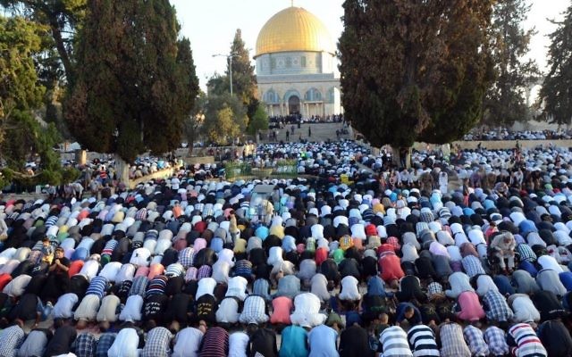Prière des musulmans au mont du Temple à la fin du mois saint du Ramadan, le 28 juillet 2014. (Crédit : Sliman Khader/Flash90)