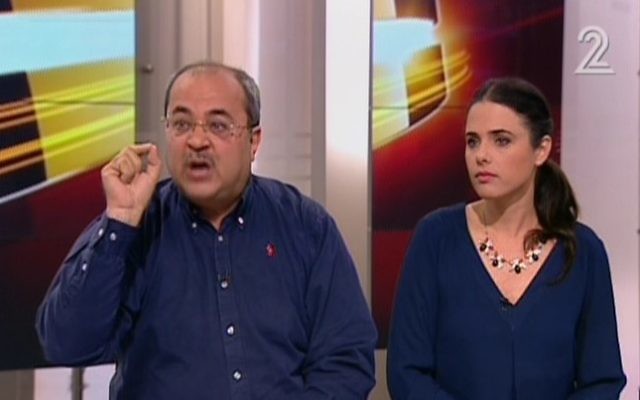 Ahmad Tibi (Liste arabe unie) et Ayelet Shaked (HaByit HaYehudi) lors de leur passage sur la Deuxième chaîne (Crédit : Capture d'écran YouTube Deuxième chaîne) Ahmad Tibi (Liste arabe unie) et Ayelet Shaked (HaByit HaYehudi) lors de leur passage sur la Deuxième chaîne (Crédit : Capture d'écran YouTube Deuxième chaîne)