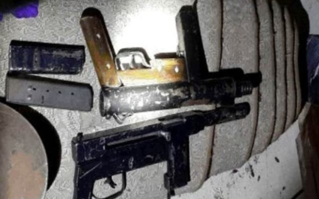 Les armes saisies par le Shin Bet lors de l'arrestation d'une cellule du Hamas opérant en Cisjordanie (Crédit : Shin bet) Les armes saisies par le Shin Bet lors de l'arrestation d'une cellule du Hamas opérant en Cisjordanie (Crédit : Shin bet)