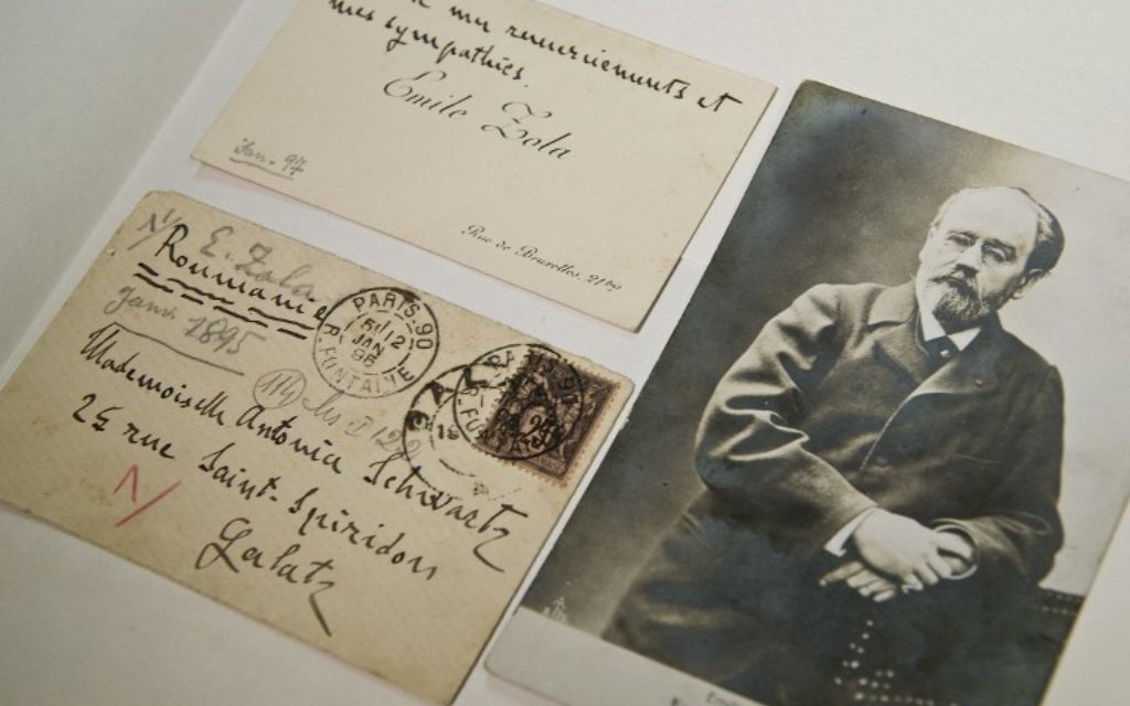 Cette photo prise le 3 mars 2015 à la bibliothèque publique de Galati montre une photo de l'auteur français Emile Zola ainsi que la correspondance qu'il a envoyée à Antonia Schwartz, l'un des trois sœurs juives roumaines, qui avait eu une correspondance avec les auteurs français du 19ème siècle. La ville abritait une communauté d'environ 13 000 Juifs sur une population de près de 60 000. Aujourd'hui, il y a d'environ 250 000 habitants et une centaine de Juifs. (Crédit : AFP PHOTO / DANIEL MIHAILESCU)
