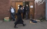 Un juif ultra-orthodoxe devant la synagogue Ahavas Torah, à Stamford Hill, dans le nord de Londres, le 22 mars 2015. Illustration. (Crédit : Niklas Halle'n/AFP)