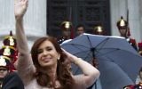 La présidente argentine Cristina Fernandez de Kirchner salue ses supporters en quittant le Parlement après son discours d'ouverture de la session parlementaire le 1er mars 2015 (Crédit : AFP PHOTO / ALEJANDRO PAGNI)