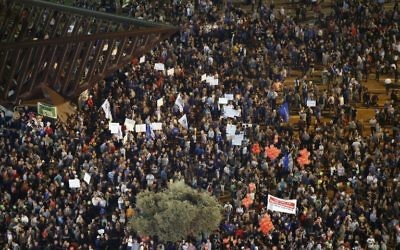 Des milliers d'Israéliens anti-Netanyahu rassemblés à Tel Aviv - 7 mars 2015 (Crédit : Jack Guez/AFP)